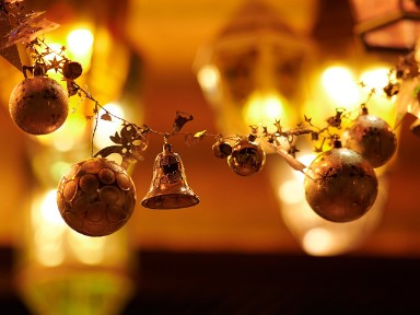 kerstslinger met kerstballen en verlichting